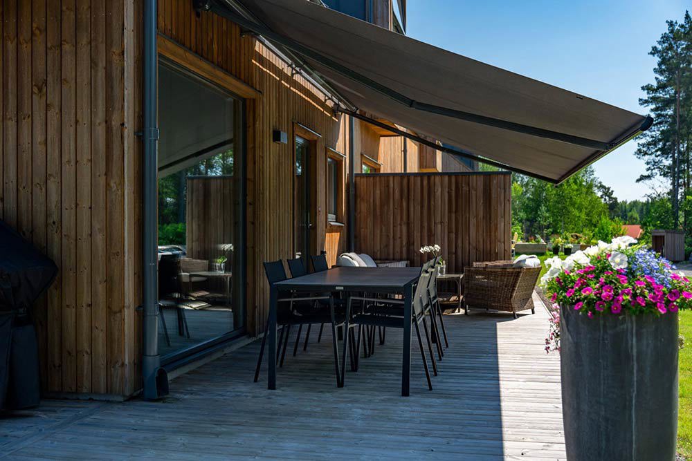 Veranda med markis och grönska